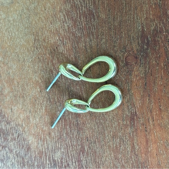 Vintage Monet gold tone, tear drop post earrings in excellent vintage condition. - Picture 5 of 6